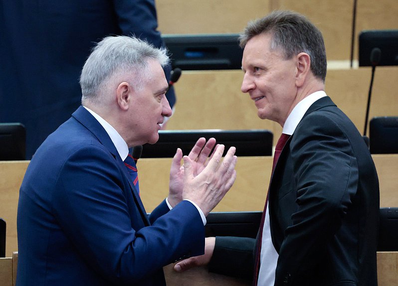 Первый заместитель Председателя Комитета по науке и высшему образованию Владимир Сипягин (справа)