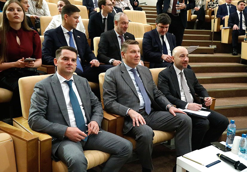 Председатель Комитета по труду, социальной политике и делам ветеранов Ярослав Нилов, Полномочный представитель Правительства РФ в Государственной Думе Александр Синенко и аудитор Счетной палаты РФ Михаил Щапов