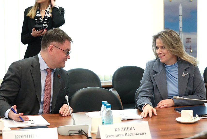 Заместитель Председателя Комитета по вопросам собственности, земельным и имущественным отношениям Алексей Корниенко и член Комитета по защите семьи, вопросам отцовства, материнства и детства Ольга Коробова