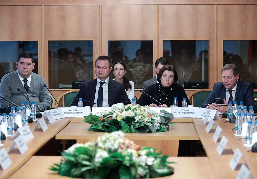 Заместитель Председателя Комитета по молодежной политике Михаил Киселев, Первый заместитель Председателя Комитета по малому и среднему предпринимательству Сергей Казанков и члены Комитета по науке и высшему образованию Ольга Пилипенко и Михаил Кузьмин