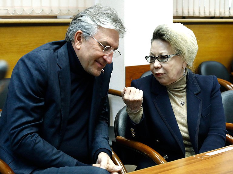 Члены Комитета по бюджету и налогам Айрат Фаррахов и Галина Данчикова