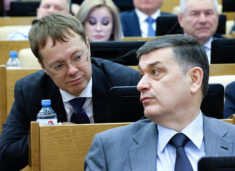 Член Комитета по бюджету и налогам Лев Ковпак и член Комитета по безопасности и противодействию коррупции Адальби Шхагошев