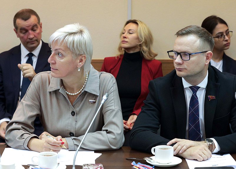 Заместитель Председателя Комитета по просвещению Ирина Ивенских и заместитель Председателя Комитета по молодежной политике Владимир Исаков