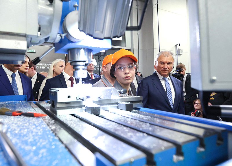 Председатель Государственной Думы Вячеслав Володин. Выездное заседание Совета Государственной Думы по вопросу организации предоставления среднего профессионального образования с учетом особого порядка проведения ГИА-9 в рамках пилотного проекта (Центр практического обучения "Профессии будущего")