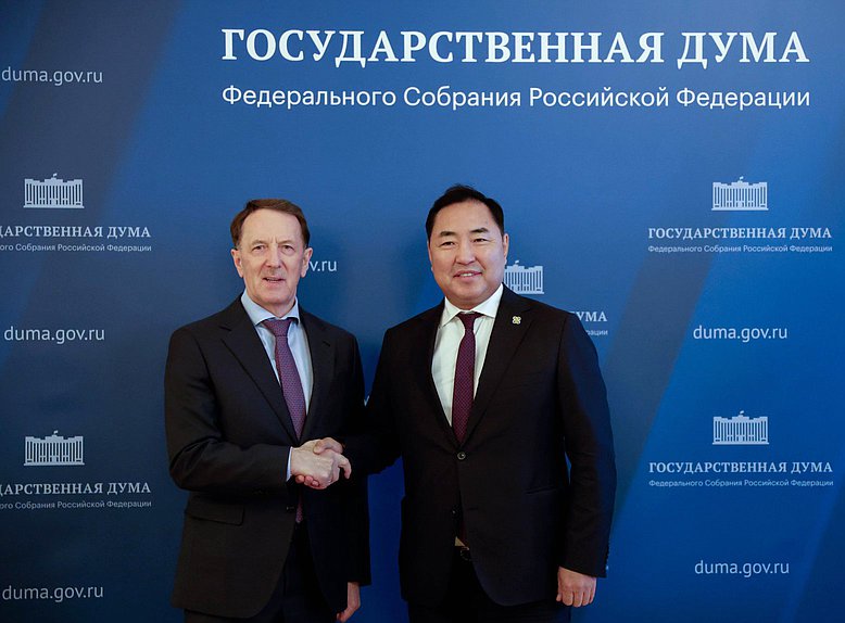Заместитель Председателя Государственной Думы Алексей Гордеев (слева)