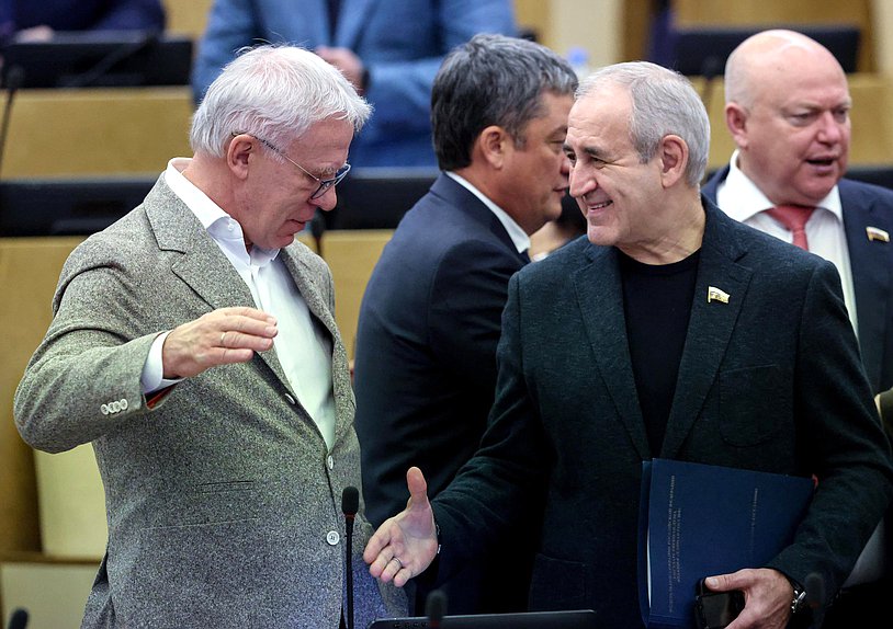 Первый заместитель Председателя Комитета по экологии, природным ресурсам и охране окружающей среды Вячеслав Фетисов и член Комитета по физической культуре и спорту Сергей Неверов