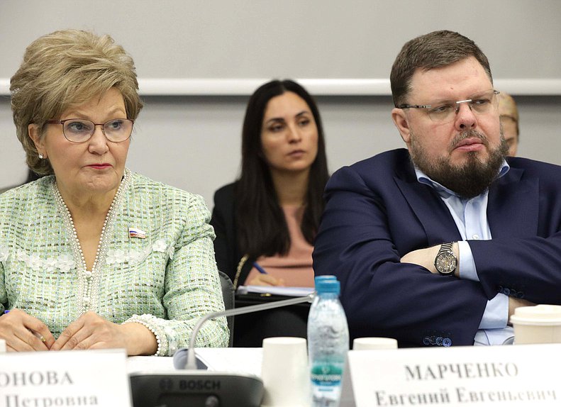 Члены Комитета по защите семьи, вопросам отцовства, материнства и детства Татьяна Ларионова и Евгений Марченко