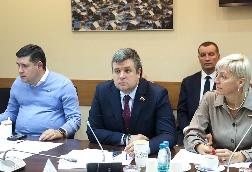 Заместители Председателя Комитета по молодежной политике Михаил Киселев и Александр Толмачев и заместитель Председателя Комитета по просвещению Ирина Ивенских