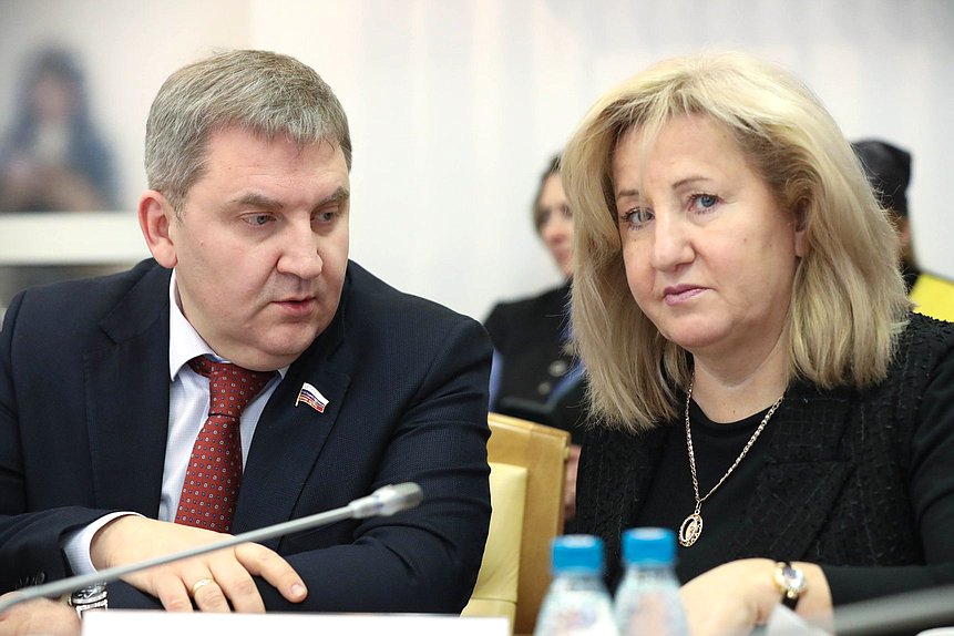 Первый заместитель Председателя Комитета по контролю Дмитрий Ламейкин и заместитель Председателя Комитета Алла Полякова