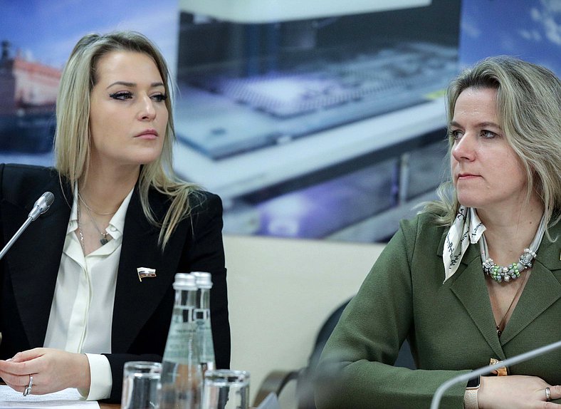 Председатель Комитета по развитию гражданского общества, вопросам общественных и религиозных объединений Яна Лантратова и член Комитета по просвещению Лариса Тутова