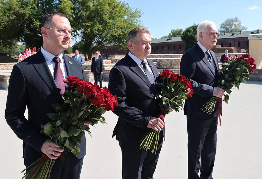 Возложение цветов к мемориалу "Скорбь" в Бресте