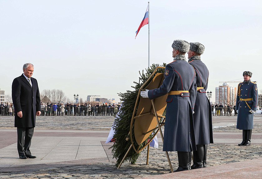 Председатель Государственной Думы Вячеслав Володин возложил венок к Вечному огню в парке Победы на Поклонной горе в День защитника Отечества