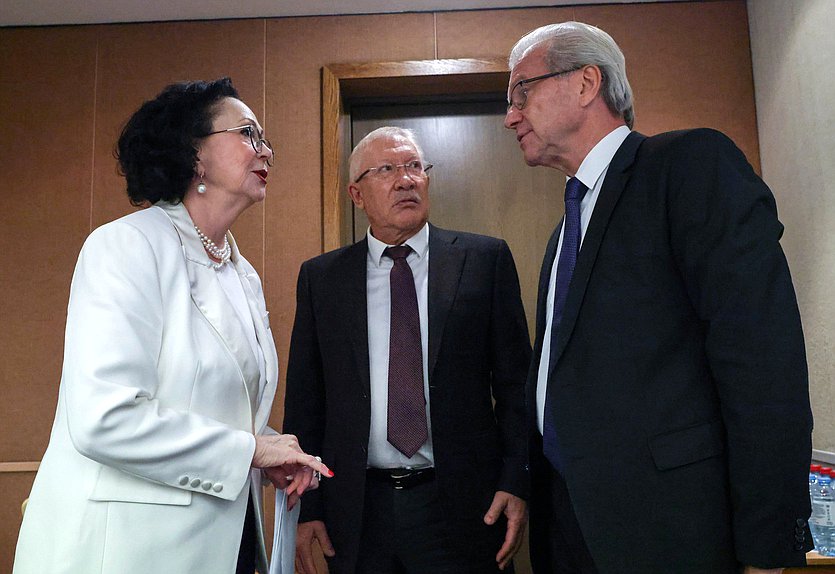 Заместитель Председателя Счетной палаты РФ Галина Изотова, Председатель Комитета по контролю Олег Морозов и Полномочный представитель Президента РФ в Государственной Думе Гарри Минх