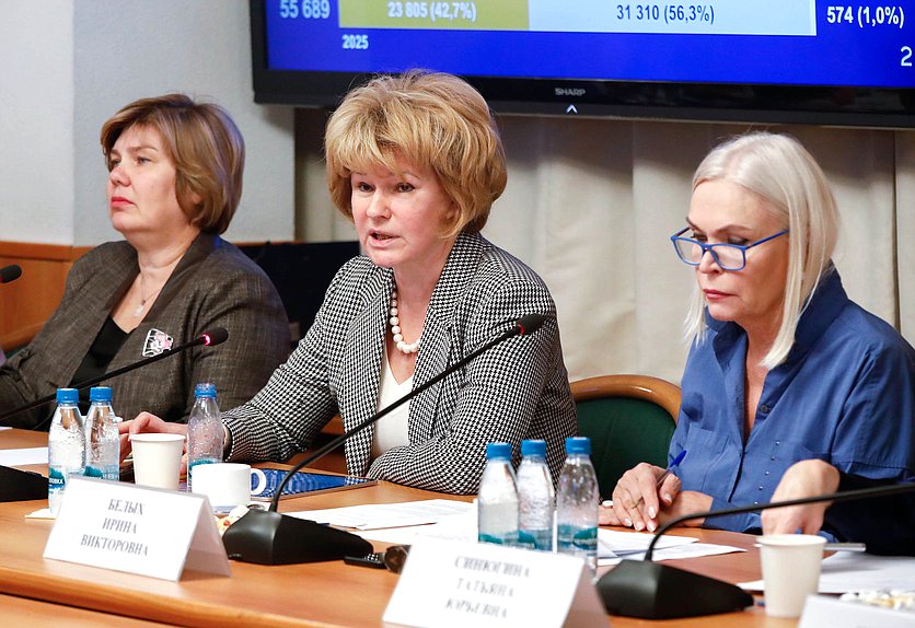 Председатель Комитета по просвещению Ирина Белых (справа)