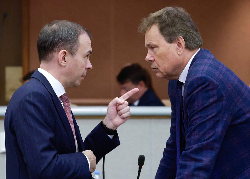 Первый заместитель Председателя Комитета по безопасности и противодействию коррупции Юрий Афонин и Первый заместитель Председателя Комитета по экономической политике Николай Арефьев