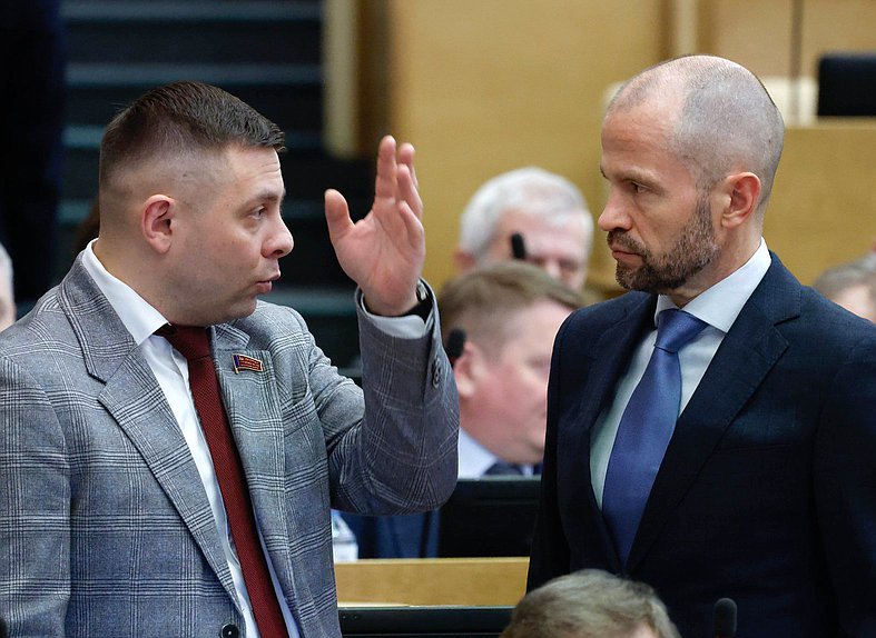 Член Комитета по экологии, природным ресурсам и охране окружающей среды Олег Михайлов и Первый заместитель Председателя Комитета по строительству и ЖКХ Роман Лябихов