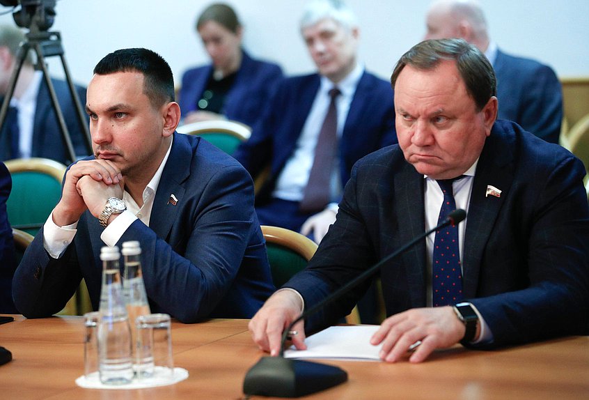Член Комитета по экологии, природным ресурсам и охране окружающей среды Максим Иванов и заместитель Председателя Комитета по транспорту и развитию транспортной инфраструктуры Виктор Дерябкин