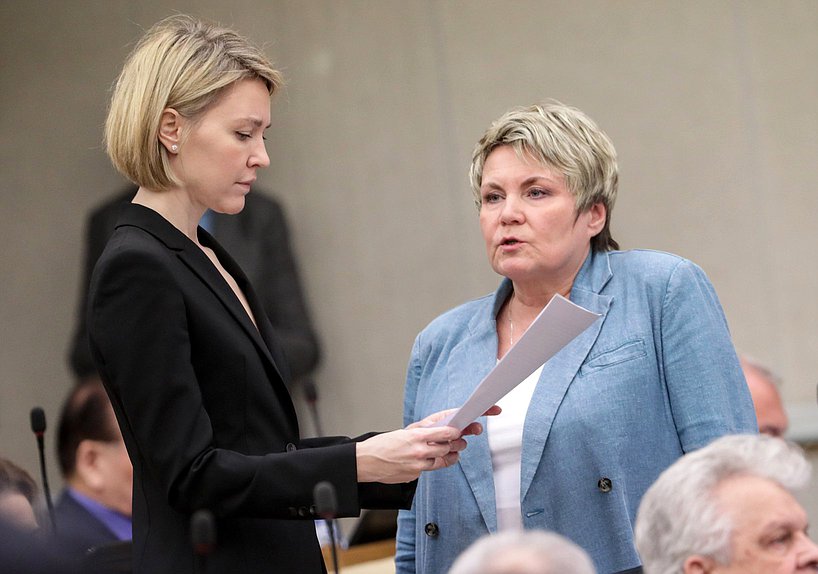 Первый заместитель Председателя Комитета по просвещению Алена Аршинова и член Комитета по делам национальностей Лариса Буранова