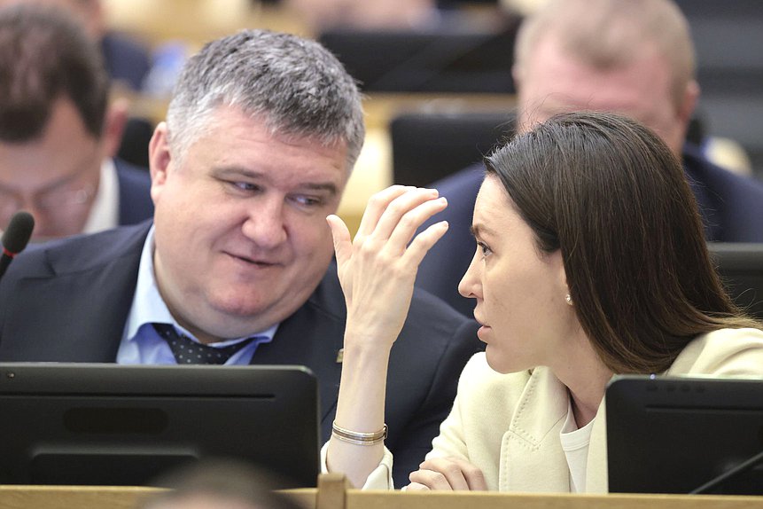 Член Комиссии по Регламенту и обеспечению деятельности Государственной Думы Александр Борисов и Первый заместитель Председателя Комитета по просвещению Алена Аршинова