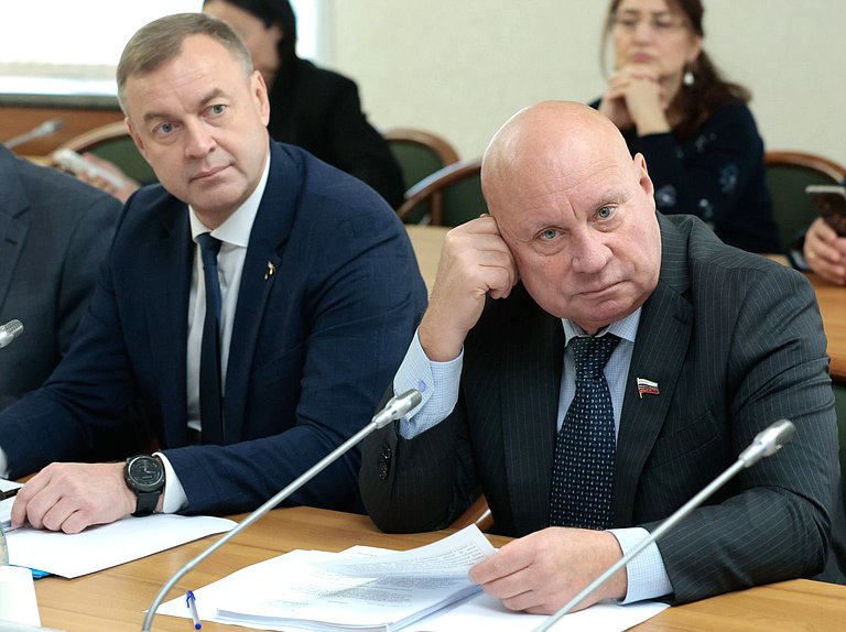 Члены Комитета по охране здоровья Дмитрий Назаров и Виталий Лихачев
