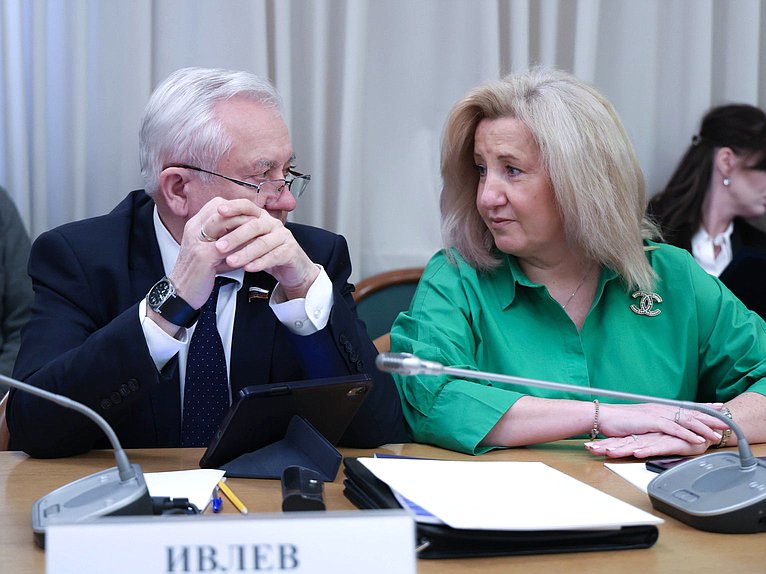 Член Комитета по контролю Леонид Ивлев и заместитель Председателя Комитета Алла Полякова