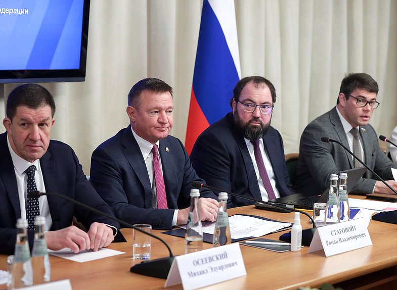 Министр транспорта РФ Роман Старовойт, Министр цифрового развития, связи и массовых коммуникаций РФ Максут Шадаев и Председатель Комитета по информационной политике, информационным технологиям и связи Сергей Боярский