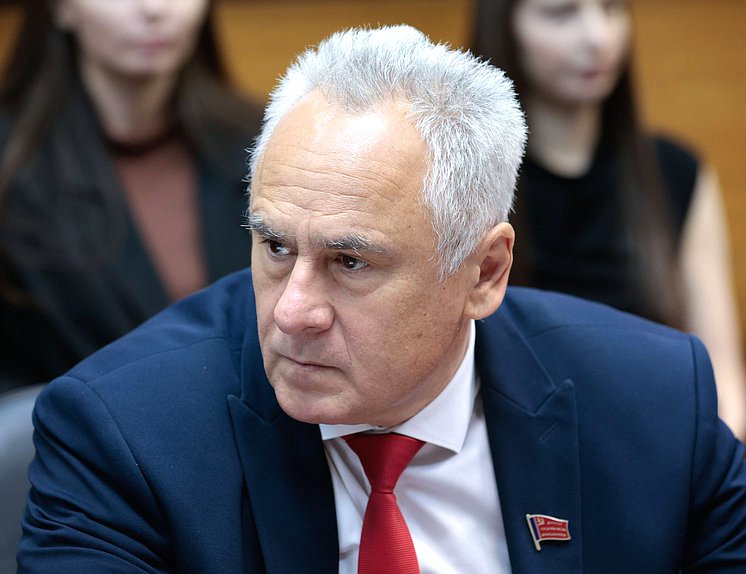 Член Комитета по бюджету и налогам Евгений Бессонов