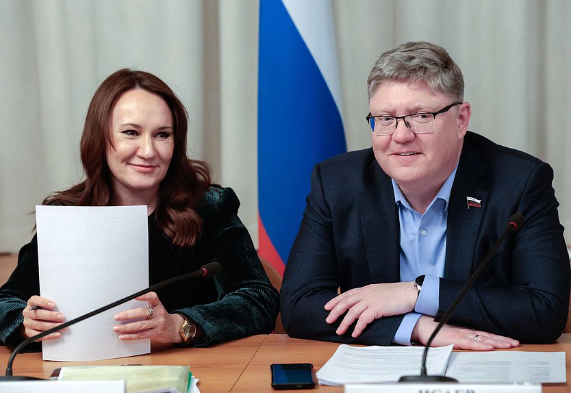 Члены Комитета по труду, социальной политике и делам ветеранов Светлана Бессараб и Андрей Исаев