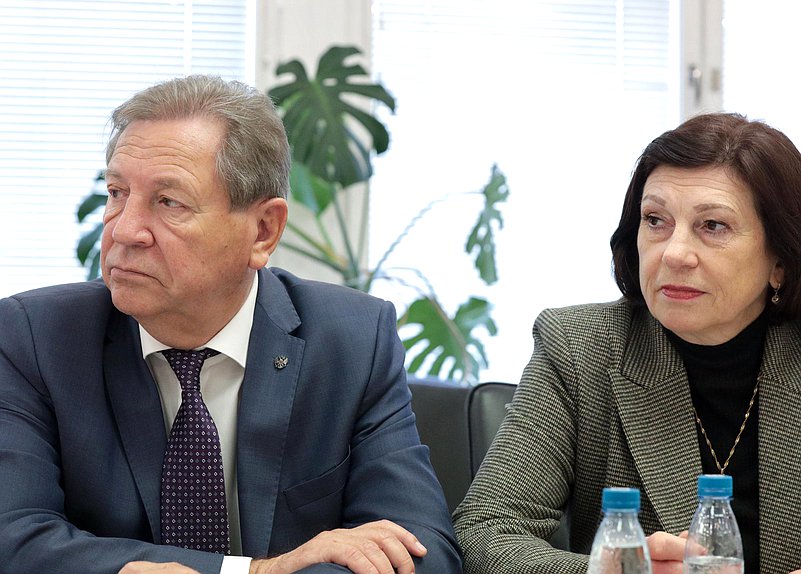 Члены Комитета по науке и высшему образованию Михаил Кузьмин и Ольга Пилипенко