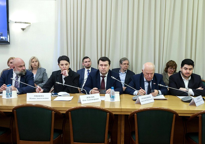 Член Комитета по экологии, природным ресурсам и охране окружающей среды Тимофей Баженов и заместители Председателя Комитета Жанна Рябцева, Олег Лебедев, Анатолий Грешневиков и Георгий Арапов