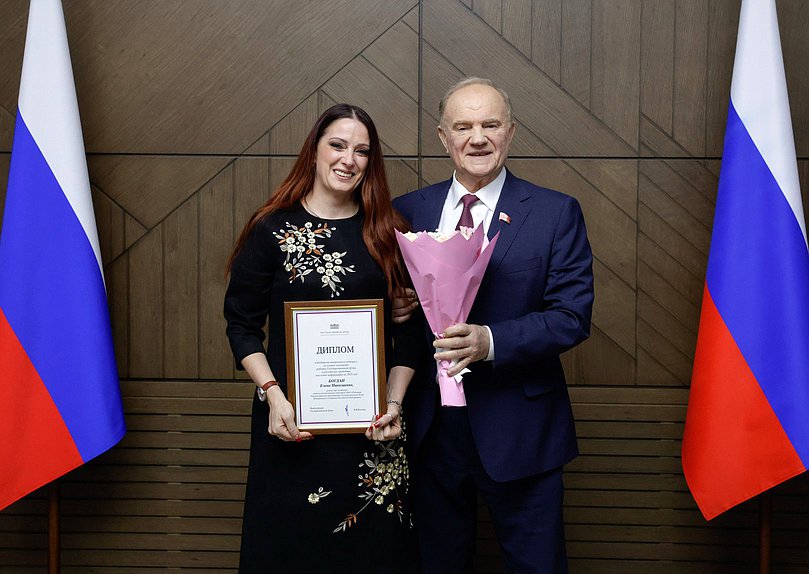 Руководитель фракции КПРФ Геннадий Зюганов и режиссер монтажа отдела телевизионных проектов АНО «Редакция Парламентского телевидения ГД ФС РФ» Елена Богдан