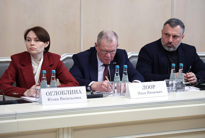 Заместитель Председателя Комитета по аграрным вопросам Юлия Оглоблина и члены Комитета Иван Лоор и Дмитрий Лоцманов