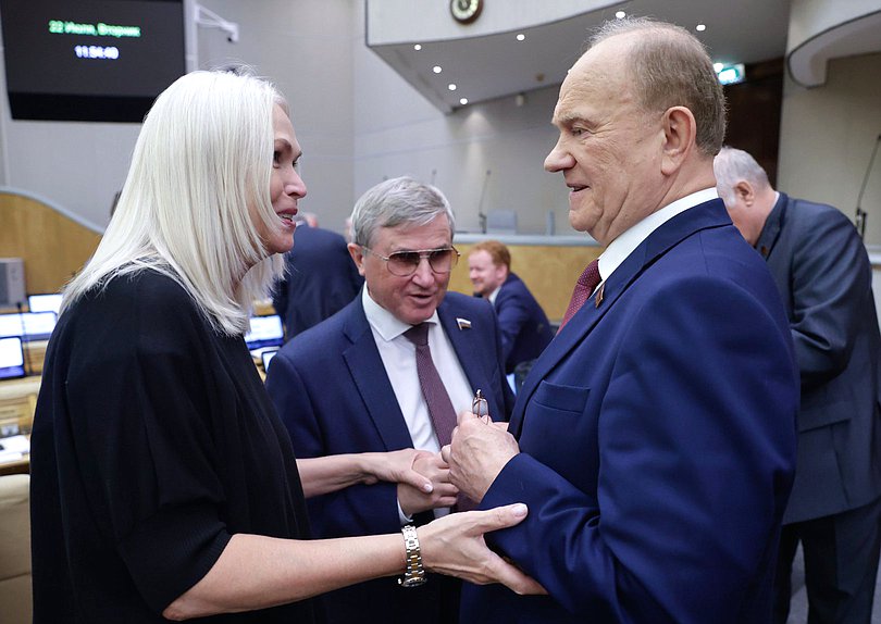 Председатель Комитета по просвещению Ирина Белых, Первый заместитель Председателя Комитета по науке и высшему образованию Олег Смолин и руководитель фракции КПРФ Геннадий Зюганов