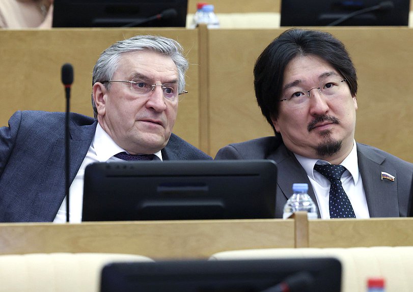 Член Комитета по бюджету и налогам Айрат Фаррахов и Первый заместитель Председателя Комитета по охране здоровья Бадма Башанкаев