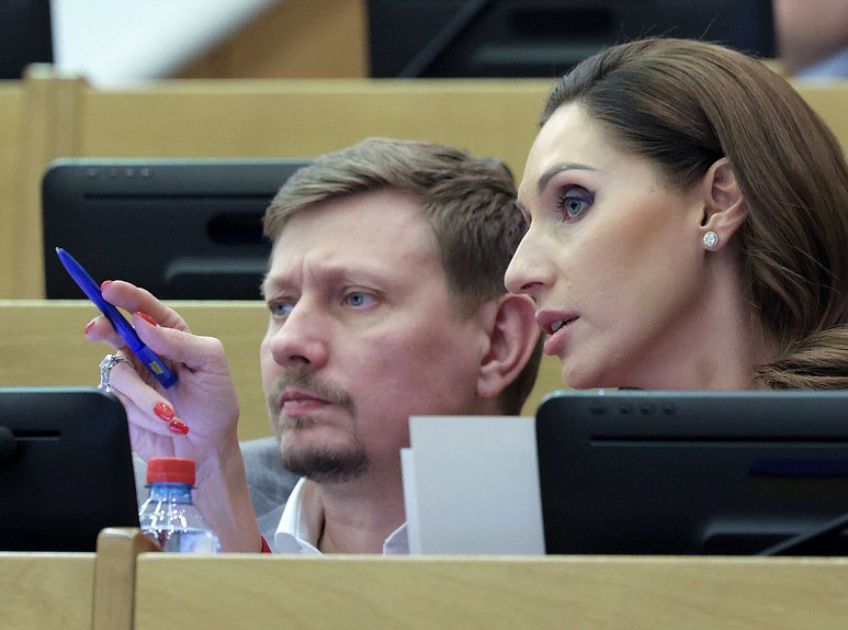 Заместитель Председателя Комитета по энергетике Владимир Плякин и член Комитета по международным делам Роза Чемерис