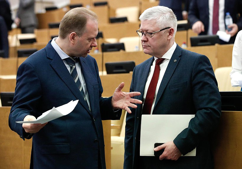 Заместитель Председателя Комитета по информационной политике, информационным технологиям и связи Олег Матвейчев и Председатель Комитета по безопасности и противодействию коррупции Василий Пискарев