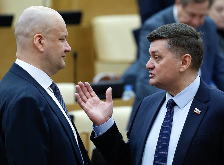 Член Комитета по транспорту и развитию транспортной инфраструктуры Олег Гарин и член Комитета по безопасности и противодействию коррупции Иван Квитка