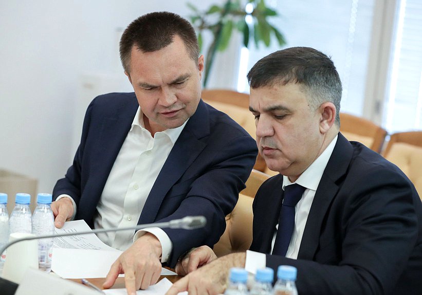 Первый заместитель Председателя Комитета по малому и среднему предпринимательству Сергей Казанков (слева)