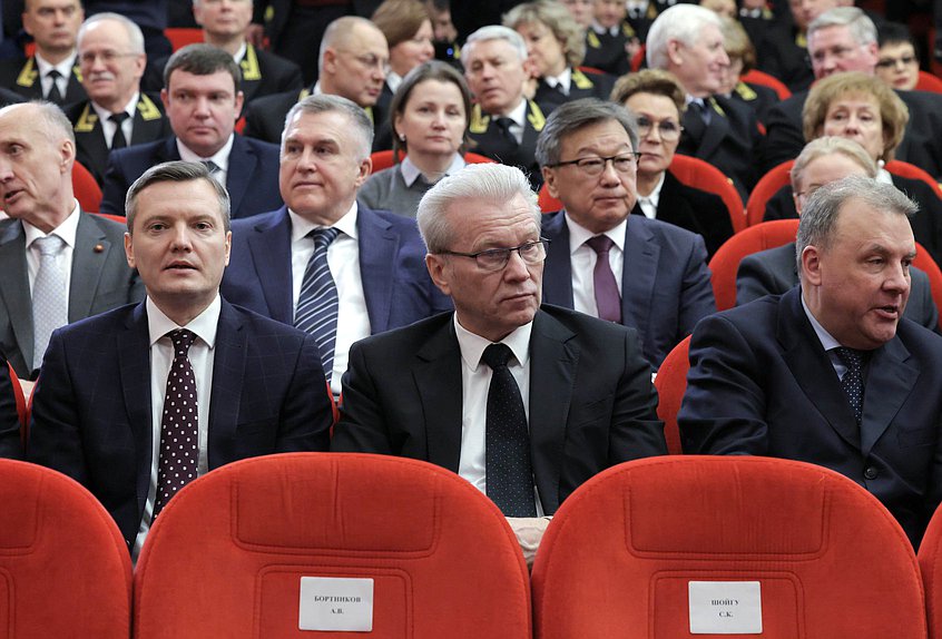 Первый заместитель Председателя Комитета по государственному строительству и законодательству Даниил Бессарабов и Полномочный представитель Президента РФ в Государственной Думе Гарри Минх