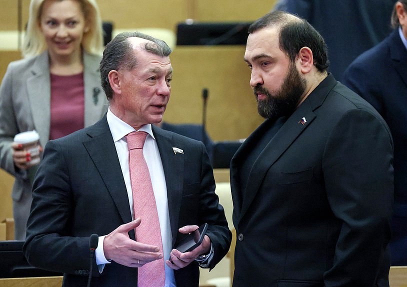 Председатель Комитета по экономической политике Максим Топилин и член Комитета по охране здоровья Бийсултан Хамзаев