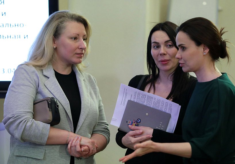 Заместитель Председателя Комитета по вопросам семьи, женщин и детей Мария Дробот (слева)