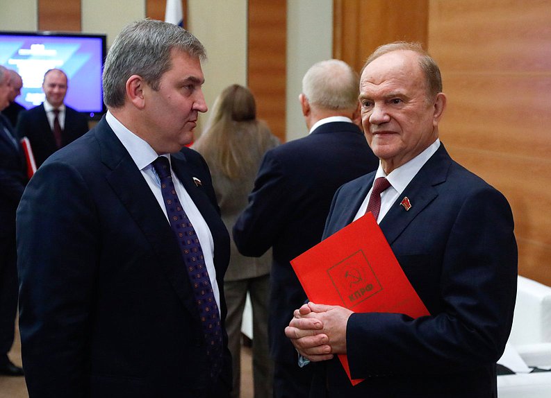 Первый заместитель Председателя Комитета по контролю Дмитрий Ламейкин и руководитель фракции КПРФ Геннадий Зюганов