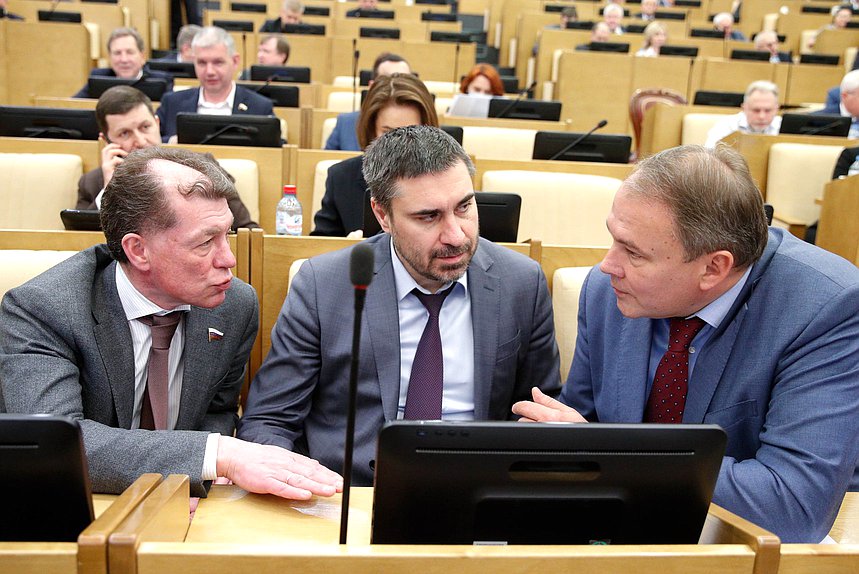 Председатель Комитета по экономической политике Максим Топилин, Председатель Комитета по охране здоровья Дмитрий Хубезов и заместитель Председателя Государственной Думы Петр Толстой