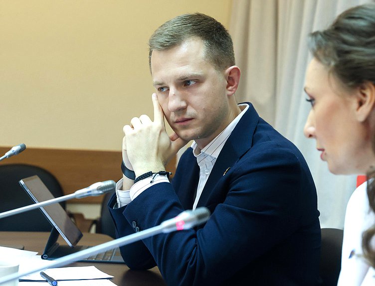 Председатель Комитета по молодежной политике Артем Метелев