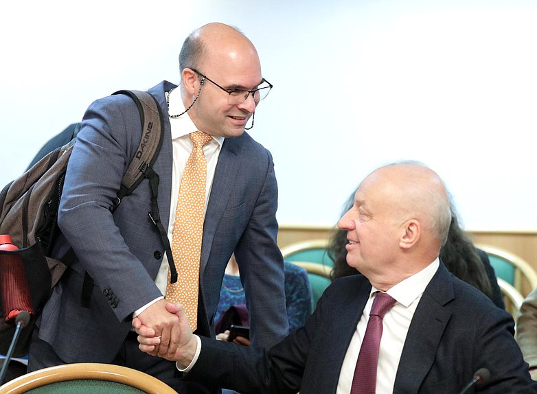 Заместитель Председателя Банка России Алексей Заботкин и член Комитета по бюджету и налогам Игорь Шубин