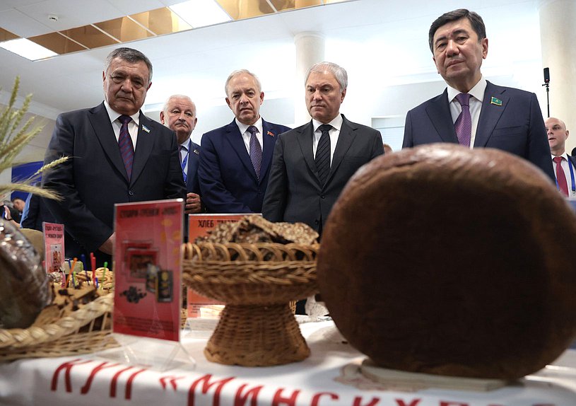 Председатель Государственной Думы Вячеслав Володин, Председатель Палаты представителей Национального собрания Республики Беларусь Игорь Сергеенко и Спикер Законодательной палаты Олий Мажлиса Республики Узбекистан Нуриддин Исмоилов. Осмотр выставки "Хлеб - невидимая сила Победы"