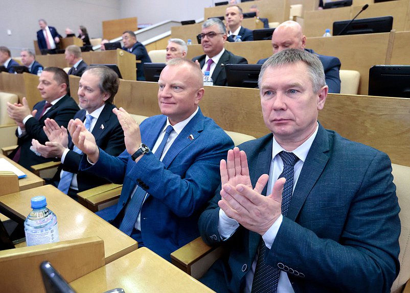 Первый заместитель Председателя Комитета по вопросам собственности, земельным и имущественным отношениям Иван Сухарев и Первый заместитель Председателя Комитета по развитию Дальнего Востока и Арктики Сергей Каргинов
