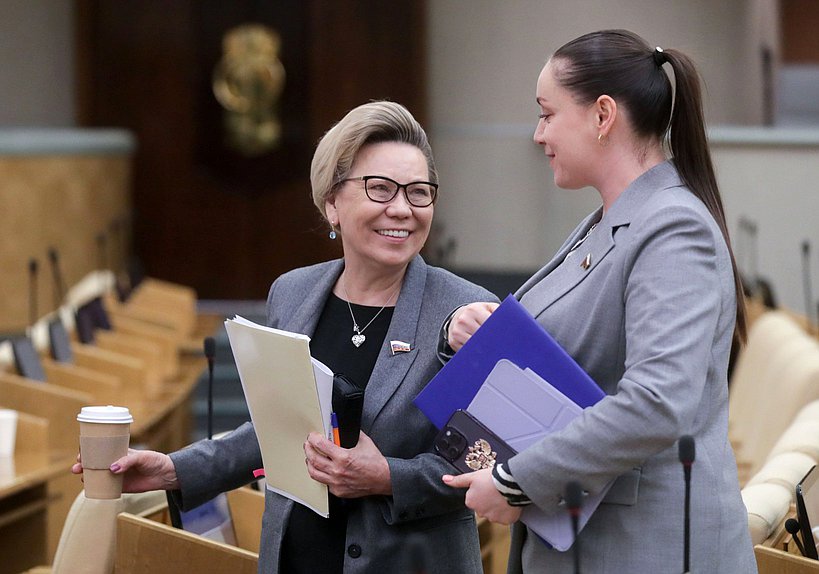 Член Комитета по бюджету и налогам Галина Данчикова и заместитель Председателя Комитета по молодежной политике Юлия Саранова