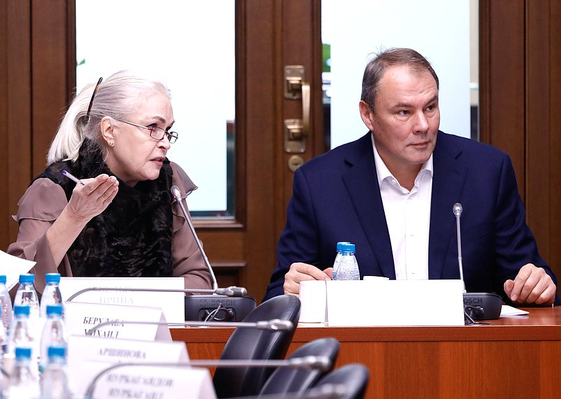 Председатель Комитета по просвещению Ирина Белых и заместитель Председателя Государственной Думы Петр Толстой