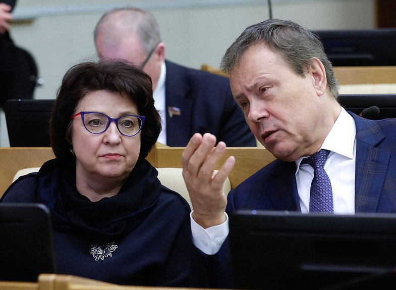 Член Комитета по государственному строительству и законодательству Анжелика Глазкова и Первый заместитель Председателя Комитета по экономической политике Николай Арефьев